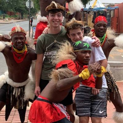 Picture of tourists with dancers on Soweto Edutainment Tour