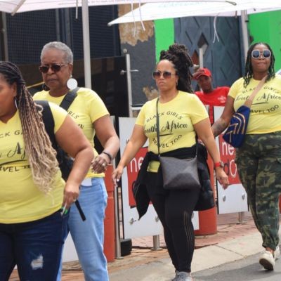 Picture of guests walking in Soweto on tour